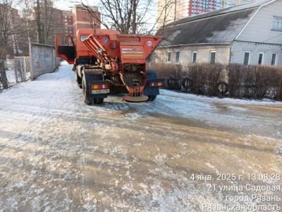 «Эко-Пронск» направил спецтехнику для обработки участков улиц Рязани от гололёда